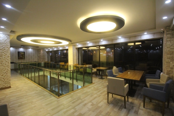 Serveert ontbijt, lunch en diner