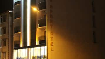 Overnatningsstedets facade – aften/nat