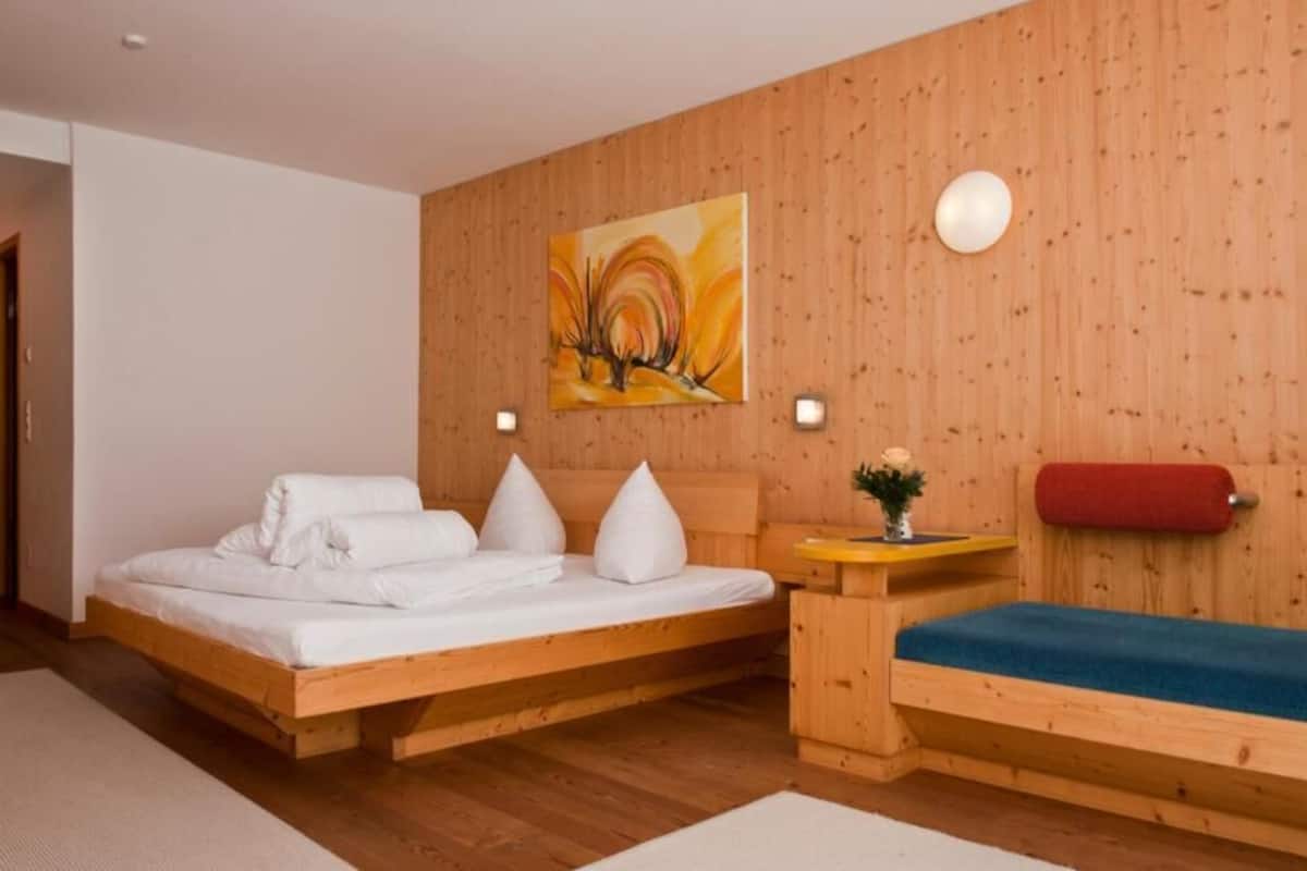 desk, blackout curtains, free wifi, bed sheets