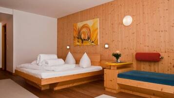 Escritorio, cortinas opacas, wifi gratis y ropa de cama