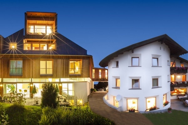 住宿正面 - 傍晚/夜晚