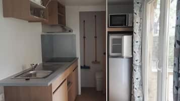 Mobile Home (Evo 29) | Private kitchenette | Fridge, microwave, stovetop, espresso maker