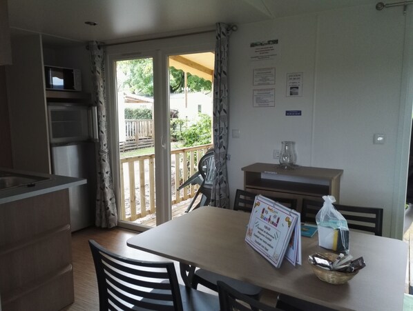 Mobile Unterkunft (Evo 29) | Wohnbereich | Tischtennisplatte