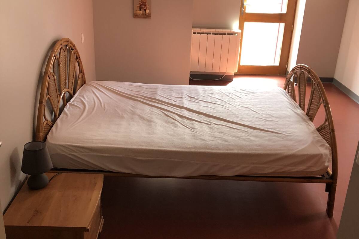 Free rollaway beds, free WiFi, bed sheets