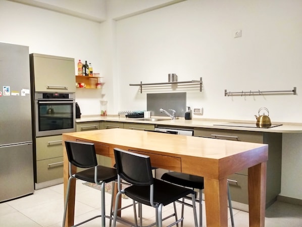 Departamento, 2 habitaciones | Cocina privada | Refrigerador con congelador, microondas, horno y parrilla de estufa 