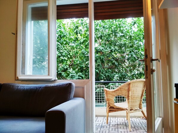 Appartement, 2 chambres | Salle de séjour | Télévision à écran plat