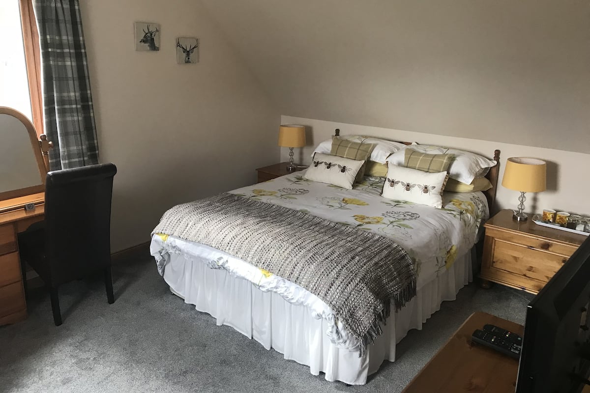 Family Room | Desk, laptop workspace, iron/ironing board, free cribs/infant beds