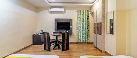 Chambre Premium avec lits jumeaux, non-fumeurs | Bureau, fer et planche à repasser, Wi-Fi gratuit, draps fournis