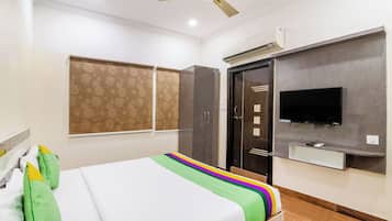 Habitación estándar doble | Escritorio, tabla de planchar con plancha, wifi gratis y ropa de cama