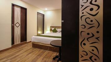 Habitación estándar doble | Escritorio, tabla de planchar con plancha, wifi gratis y ropa de cama