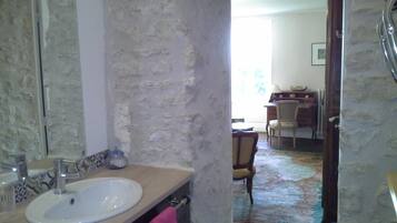 Perlengkapan mandi gratis, pengering rambut,  dan handuk