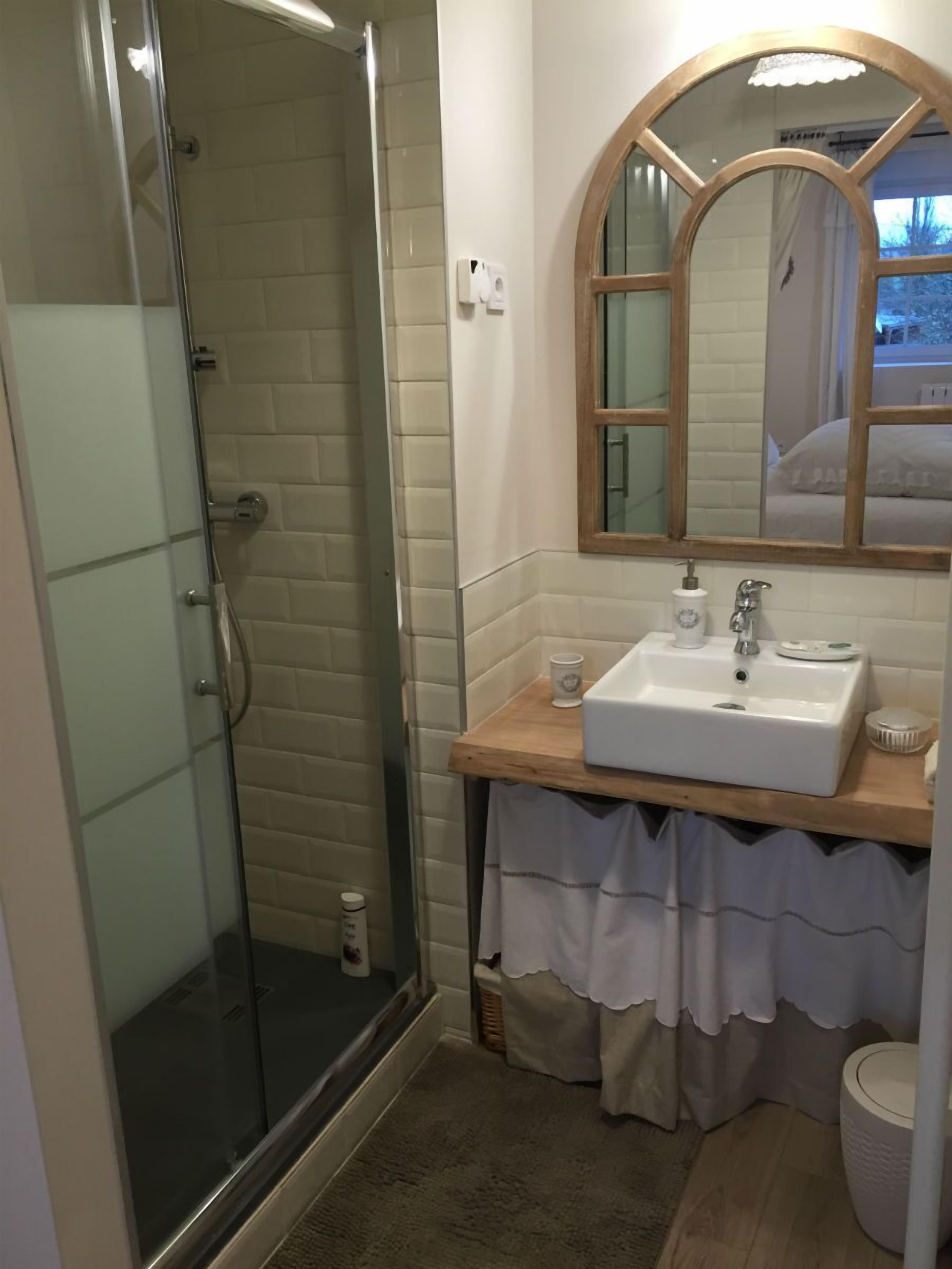 Camera doppia (Jeanne) | Bagno | Doccia, asciugacapelli, accappatoio, pantofole