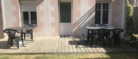 屋外ダイニングエリア