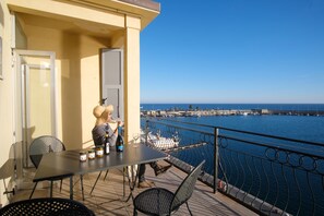 Apartamento, 2 quartos, terraço, vista para o mar | Terraço/pátio