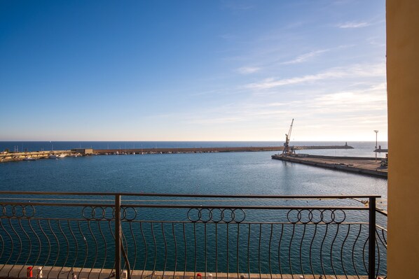 Apartamento, 2 quartos, terraço, vista para o mar | Vista para a água