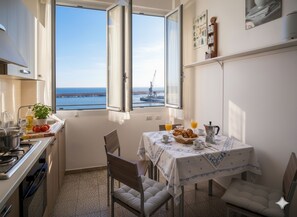 Apartment, 2 Schlafzimmer, Terrasse, Meerblick | Eigene Küche | Kühlschrank, Ofen, Herdplatte, Geschirrspüler