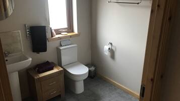 Cabin | Bathroom | Shower, free toiletries, hair dryer, towels