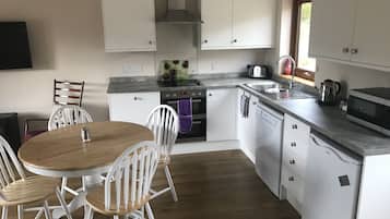 Cabin | Private kitchen | Full-size fridge, microwave, oven, stovetop