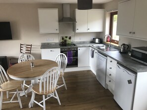 小屋 | 私人廚房 | 大型雪櫃/冰箱、微波爐、焗爐、爐具