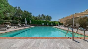 Indendørs pool, udendørs pool, parasoller, liggestole