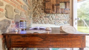 A rustic wooden table with a book, decorative items, and a lantern. - La Casa Medioevale B&B (Lamporecchio)