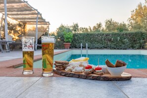 Piscina interna, piscina externa, guarda-sóis, espreguiçadeiras