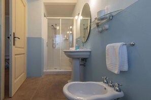 Chambre Double Panoramique, 1 grand lit, non-fumeurs | Salle de bain | Douche, articles de toilette gratuits, sèche-cheveux, peignoirs