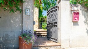 A gated entrance with a mailbox and a potted plant. - La Casa Medioevale B&B (Lamporecchio)