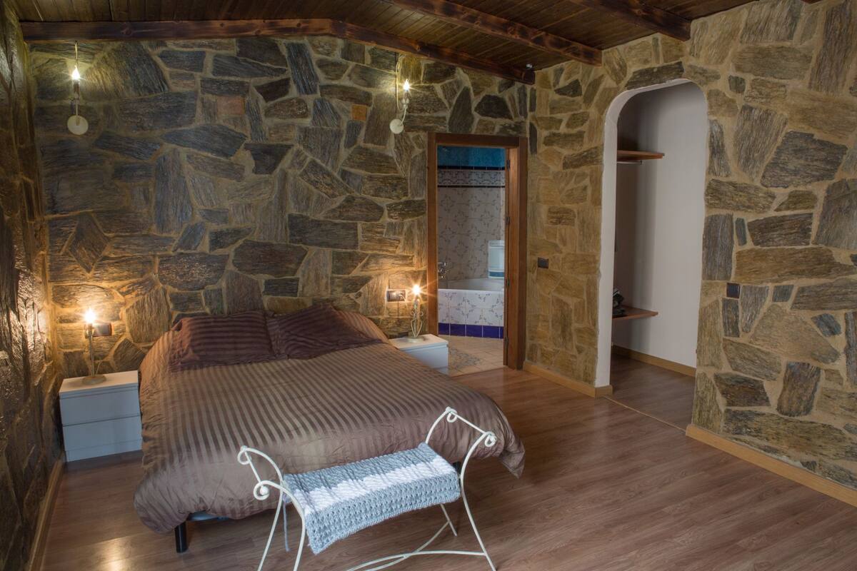 Quarto duplo | Wi-Fi de cortesia, roupa de cama