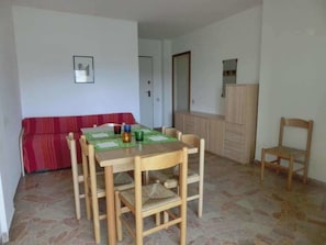Apartment, 2 Schlafzimmer, Balkon | Wohnbereich