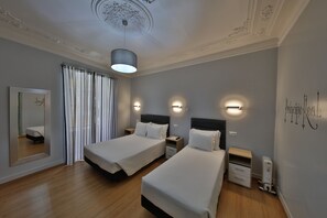 Deluxe Triple Room | 1 bedroom, minibar, individually decorated, soundproofing - O Elétrico Guesthouse (Lisbon)