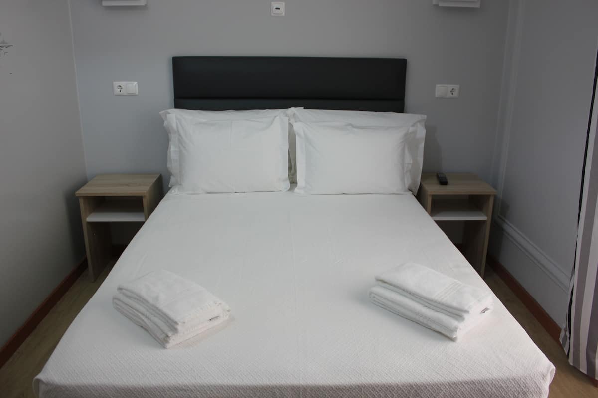 Tweepersoonskamer, gedeelde badkamer | 1 slaapkamer, een minibar, individueel gedecoreerd, geluiddichte muren