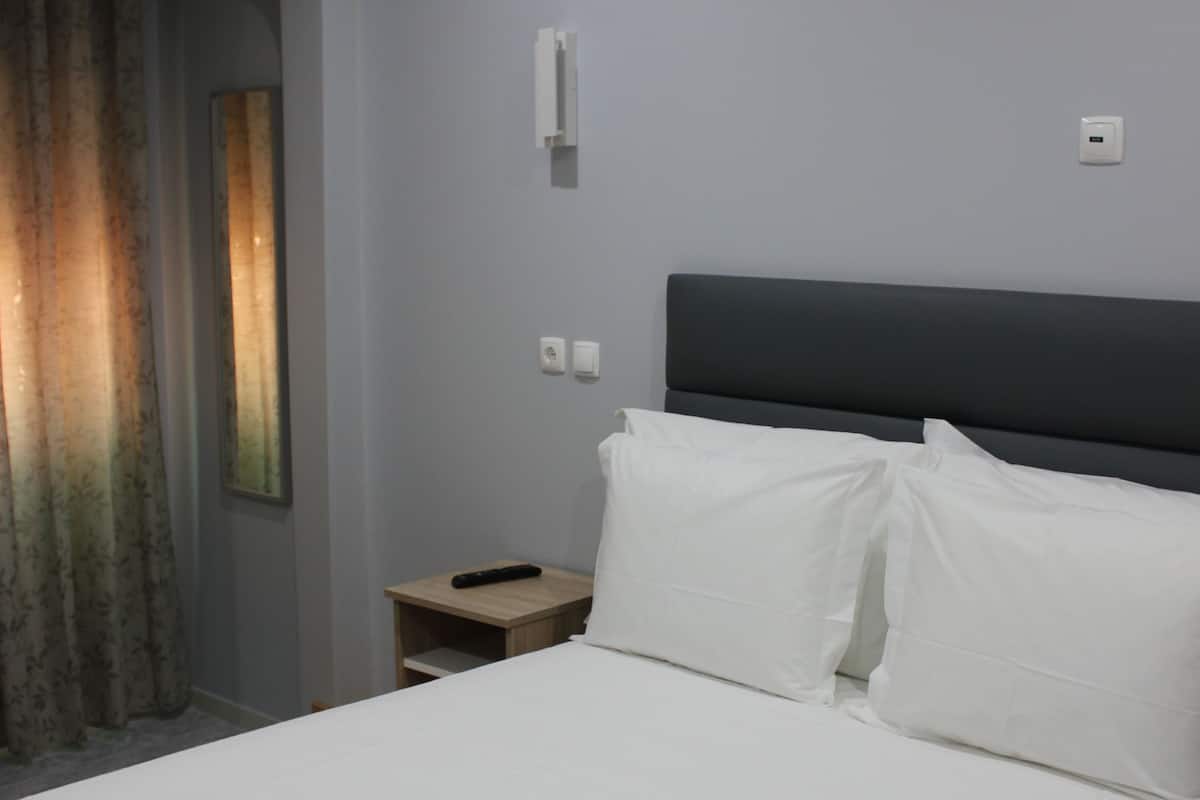 Deluxe tweepersoonskamer | 1 slaapkamer, een minibar, individueel gedecoreerd, geluiddichte muren