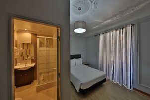 Quarto casal luxo | 1 quarto, frigobar, individualmente decorados, quartos à prova de som