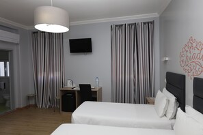 Deluxe Triple Room | 1 bedroom, minibar, soundproofing, free WiFi - O Elétrico Guesthouse (Lisbon)