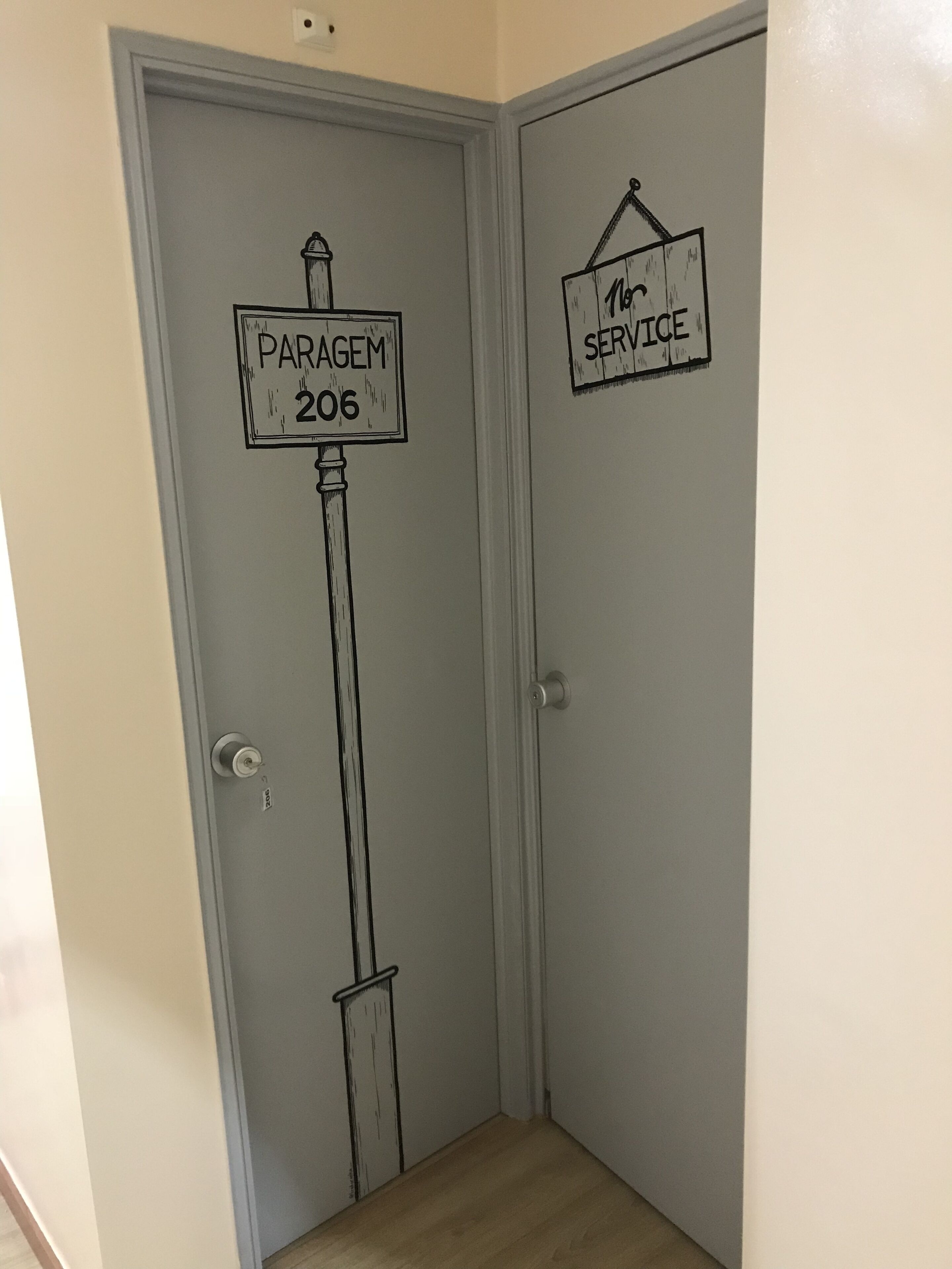 Una puerta con un letrero que dice "Paragem 206" y otro letrero que indica "No Service".