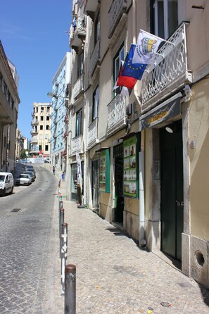 Front of property - O Elétrico Guesthouse (Lisbon)