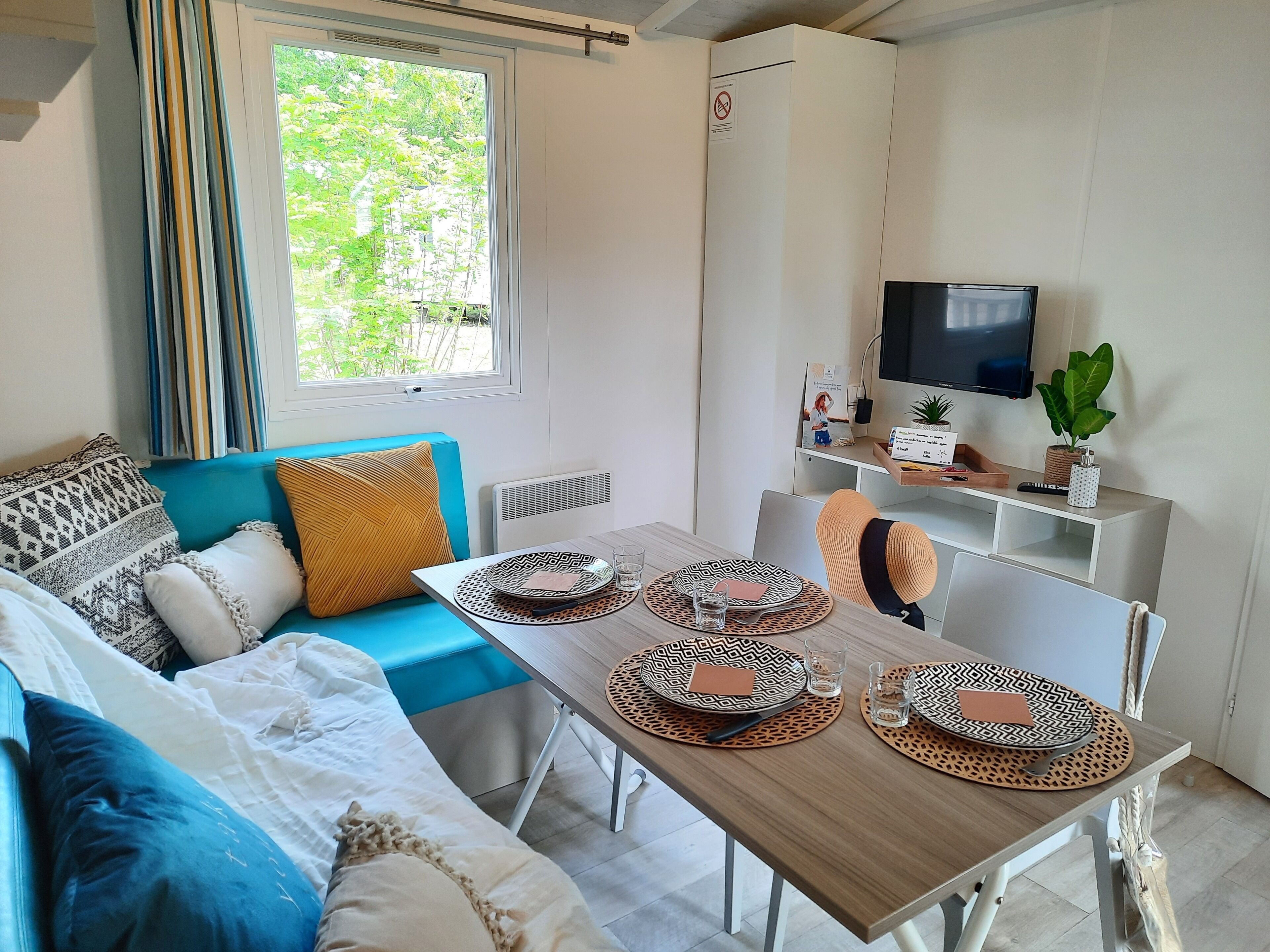 Comfort mobile home for 4/6 people | Living area | Ping pong