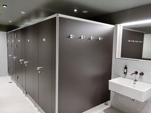 Douche, sèche-cheveux, serviettes fournies