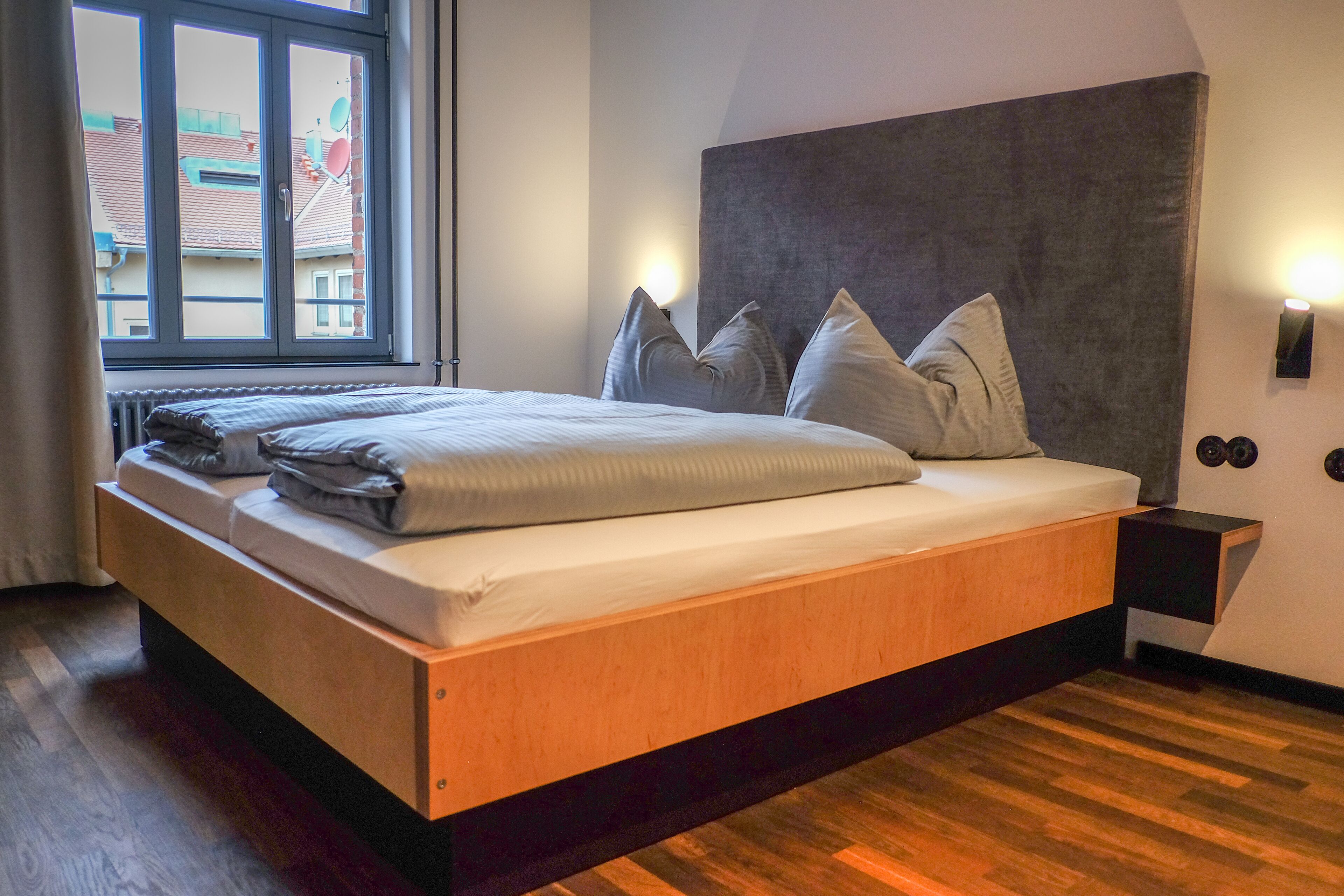 standard double room | premium bedding, down duvets, desk, blackout curtains