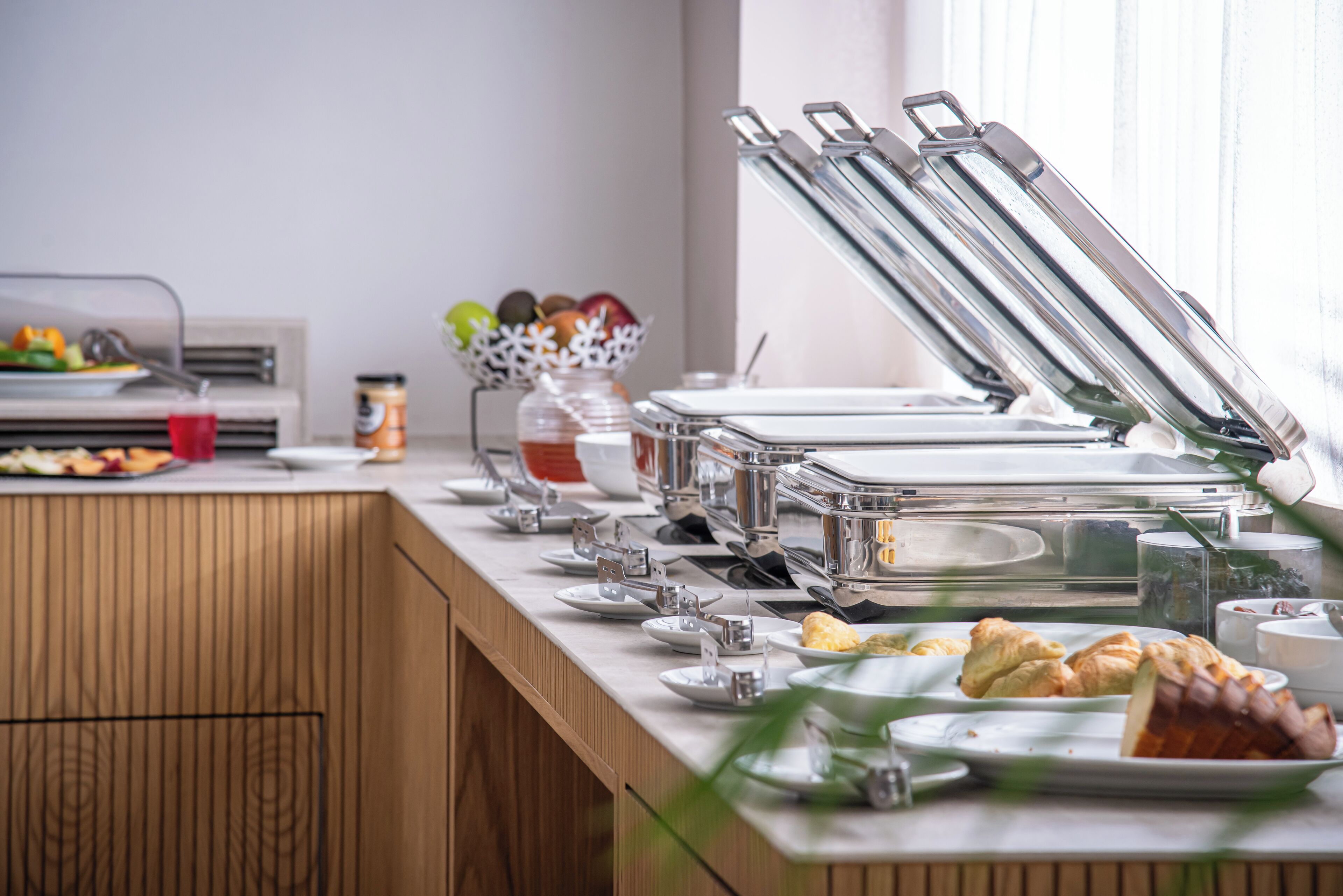 Un buffet proposant une variété de plats et d’ustensiles.