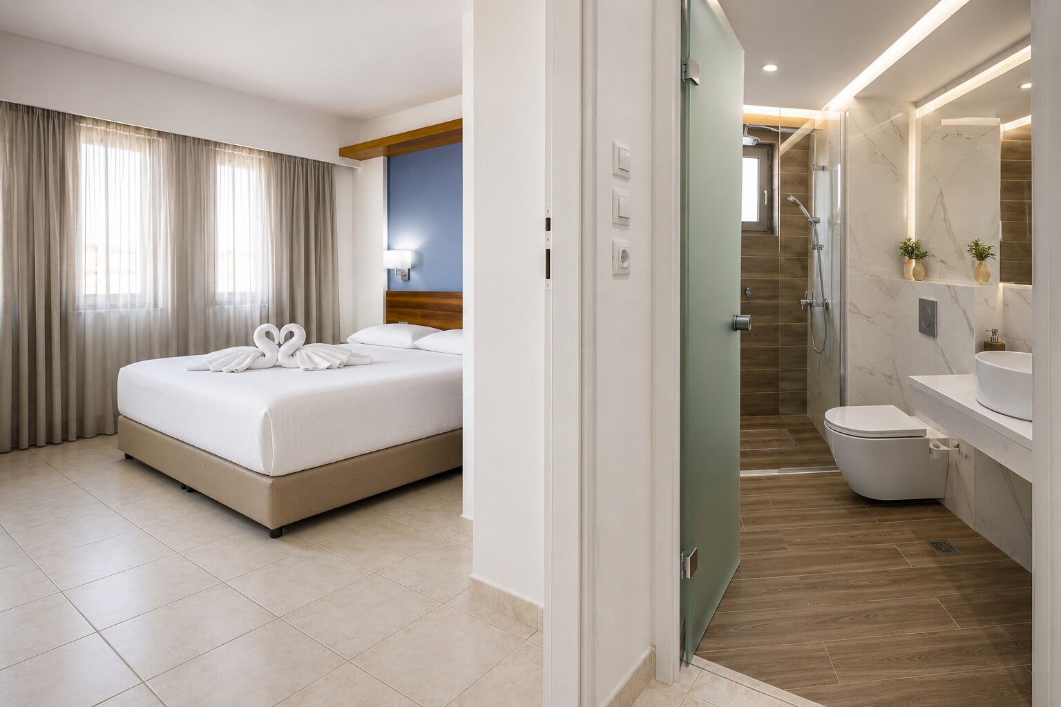Une chambre d’hôtel avec un lit, une salle de bain avec douche et des toilettes.