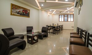Breakfast area - Treebo Ivory House (Nagpur)