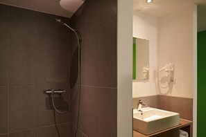 Douche, articles de toilette gratuits, sèche-cheveux