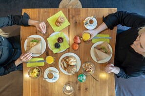 Tägliches inbegriffenes Frühstück zum Mitnehmen