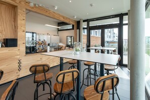 Free daily on-the-go breakfast  - a2 HOTELS DENKENDORF (Denkendorf)