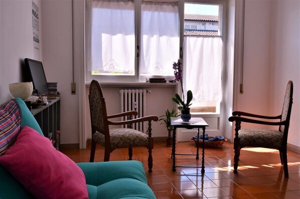 غرفة ديلوكس - بحمام مشترك | مكتب ومكواة/لوح كي وواي فاي مجانًا وملاءات أسرّة