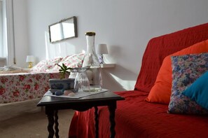 غرفة رباعية - بحمام مشترك | مكتب ومكواة/لوح كي وواي فاي مجانًا وملاءات أسرّة