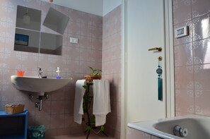 Chambre Quadruple, salle de bains commune | Salle de bain | Baignoire, articles de toilette gratuits, sèche-cheveux, bidet