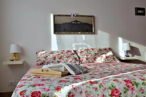 Camera quadrupla, bagno condiviso | Una scrivania, ferro/asse da stiro, Wi-Fi gratuito, lenzuola